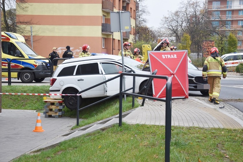 Niebezpieczny wypadek w Głogowie. Samochód potrącił pieszego, przebił barierki i wjechał w nasyp!