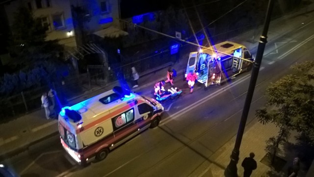 Do tego wypadku doszło na Osowej Górze. Policja dostała zgłoszenie krótko po godz. 17. w sobotę. - Czołowo zderzyły się dwa samochody osobowe, oba to ople corsa - mówi asp. Piotr Duziak z biura prasowego policji w Bydgoszczy. - Trzy osoby zostały ranne, trafiły do szpitala.
To kolejne zdarzenie z udziałem auta, dostarczającego pizzę. W styczniu również samochód tej pizzerii brał udział w wypadku. 

Info z Polski (źródło TVN/X-News):
