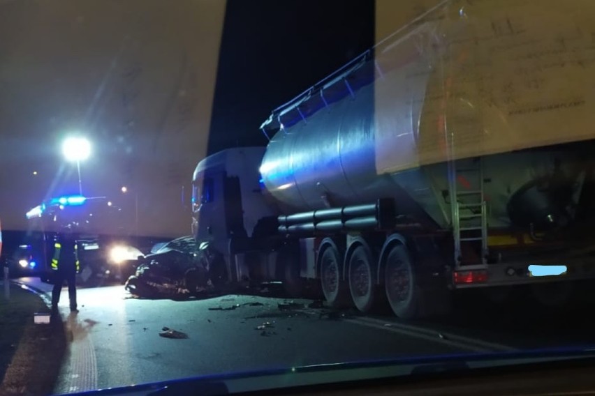 Tragiczny wypadek na drodze serwisowej S8 koło Tomaszowa Maz. Jedna osoba nie żyje [FOTO]