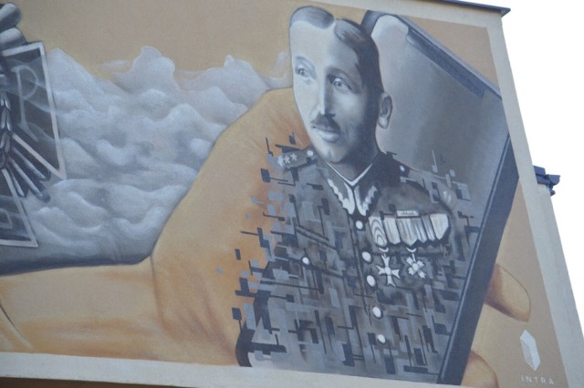 Symboliczne odsłonięcie muralu na budynku Zespołu Szkół Ponadpodstawowych nr 1 w Bełchatowie