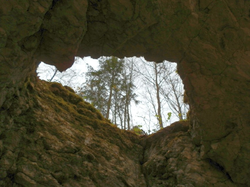 Widok przez dziurę w suficie jaskini - w pochmurny dzień...