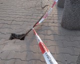 Radom. Dziura w chodniku na ulicy Struga wymaga szybkiej interwencji. Pieszym grozi niebezpieczeństwo 
