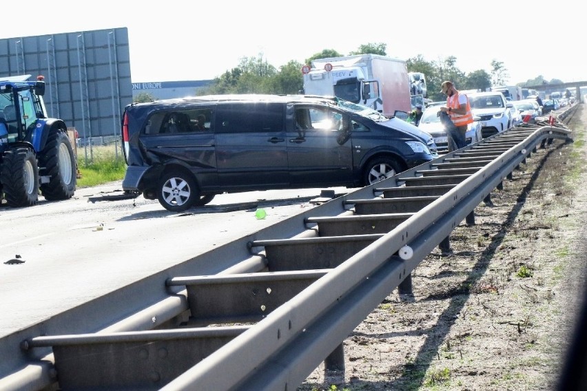 Autostrada A4. Aż siedem osób rannych w wypadku cysterny i dwóch aut