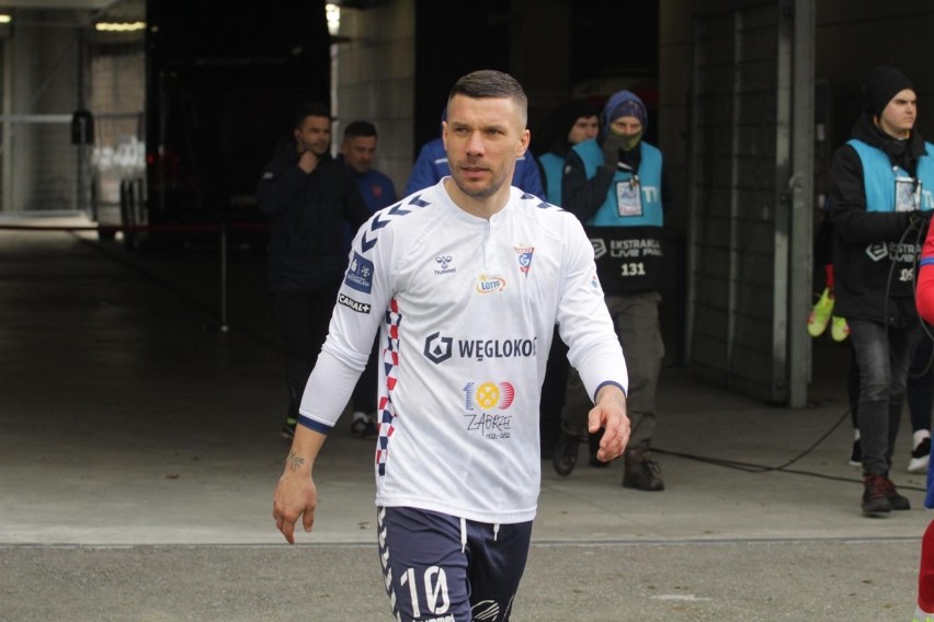 20.02.2022. Lukas Podolski uległ kontuzji w czasie meczu...