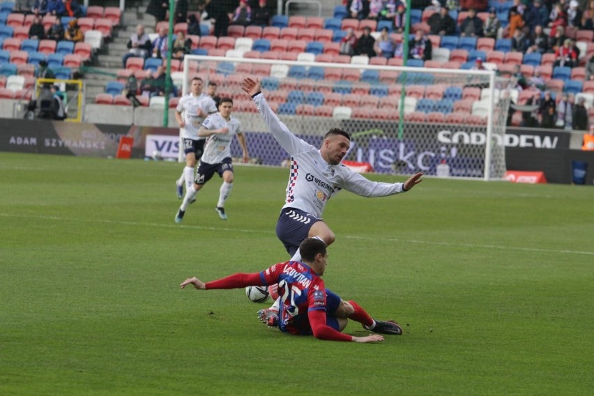 20.02.2022. Lukas Podolski uległ kontuzji w czasie meczu...