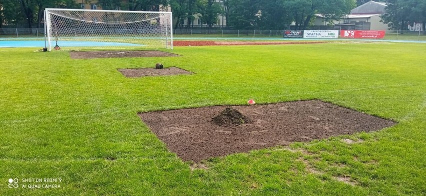 Kościan. Trwają prace na murawie boiska stadionu miejskiego