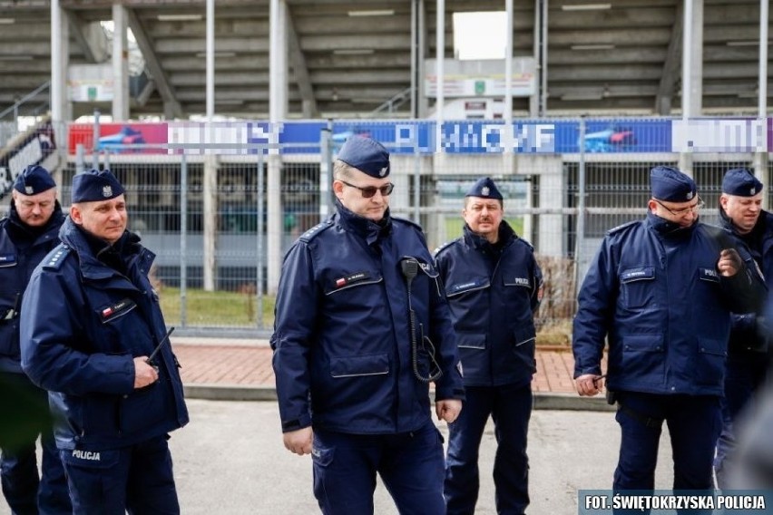 Policjanci ćwiczyli na stadionie przy ulicy Ściegiennego w Kielcach
