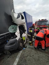 Bus wbił się w ciężarówkę. Dramatyczny wypadek na A4. Kierowca nie żyje [ZDJĘCIA]