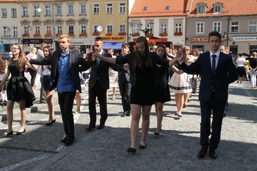 Tanecznie na Rynku w Świebodzicach. Uczniowie witają wakacje 