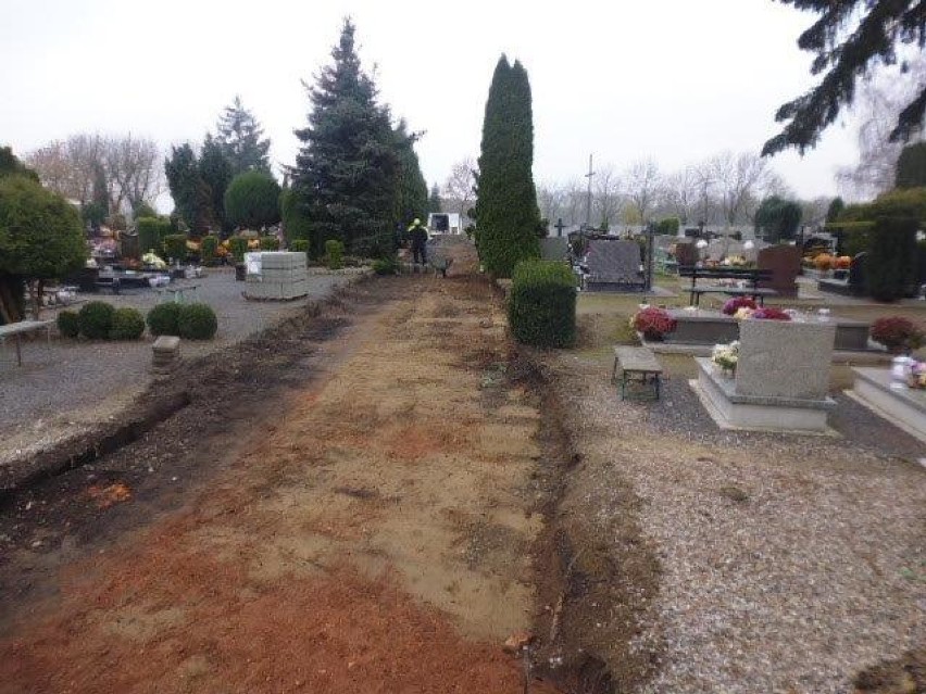 Stargard. Trwa remont alejek także na cmentarzu przy ulicy Lotników w Kluczewie. ZDJĘCIA