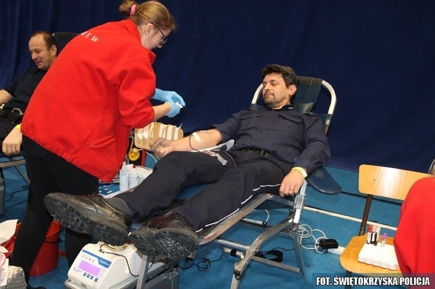 Podczas oddawania krwi przez włoszczowskich policjantów