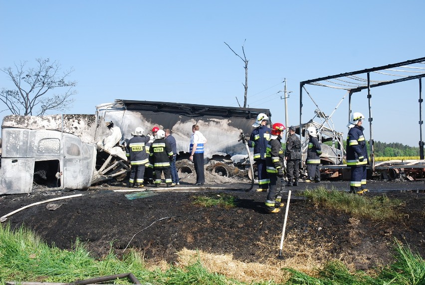 Smolice - Tragiczny wypadek: spaliły się trzy tiry, dwaj kierowcy nie żyją (FOTY)