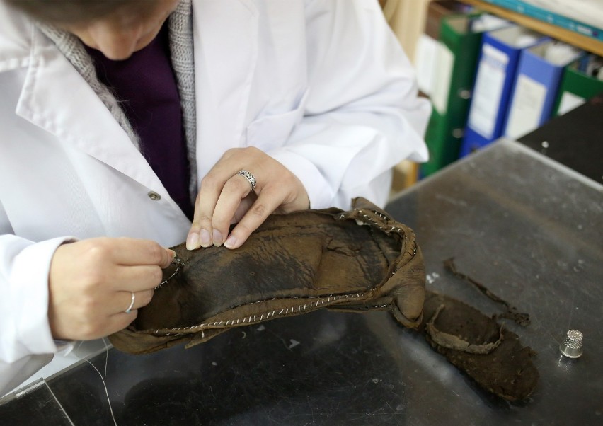 Archeolog Beata Ceynowa: -  Do XIII wieku buty były...