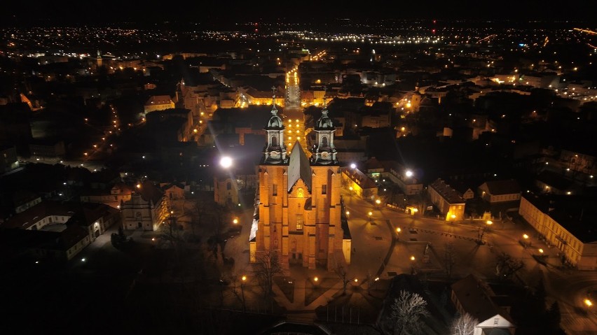 Wspaniała rozświetlona katedra gnieźnieńska na zdjęciach z drona [FOTO]