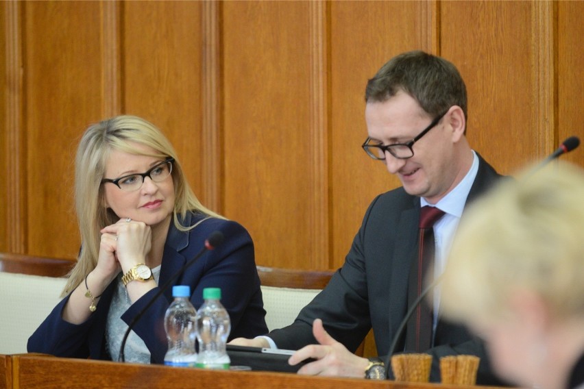 Członkini Zarządu Województwa Aneta Jędrzejewska (z lewej)....