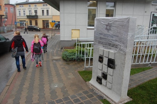 Pomnik poświęcony bytowskim Żydom stanął już za budynkiem Powiatowego Urzędu Pracy w Bytowie