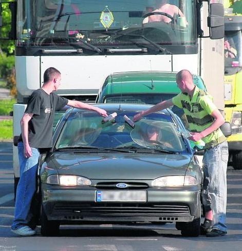 Mycie szyb pojazdów na skrzyżowaniach to forma żebractwa &#8211; twierdzą policjanci