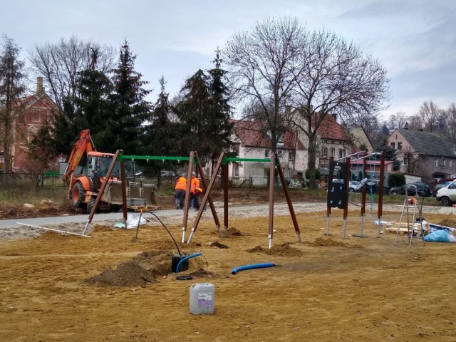 Nowy plac zabaw w dolnej części Krosna Odrzańskiego ma zostać udostępniony w grudniu.