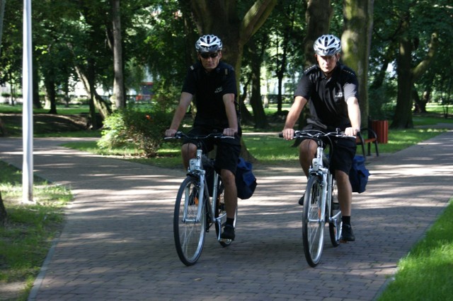 Strażnicy mają stroje przystosowane do jazdy na rowerze &#8211; koszulki w kolorach granatowym i białym, spodenki i buty.