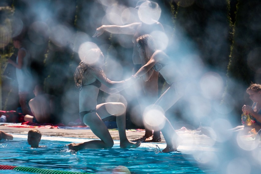 Wraca z plaży i od razu idzie na kolację. Bez prysznica, bez...