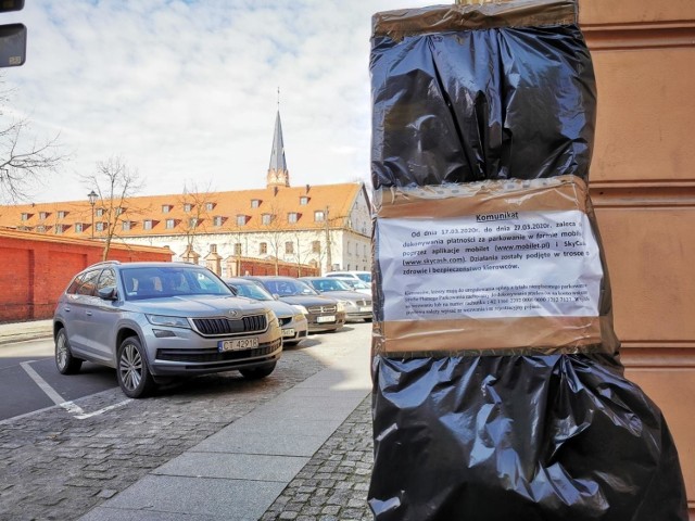 W poniedziałek, 16 marca, o to aby dojeżdżać do pracy samochodem, a jednocześnie znieść opłaty za postój w miastach zaapelował na konferencji rządu minister infrastruktury Andrzej Adamczyk. 

Podkreślał, że własny samochód jest bezpieczniejszy niż komunikacja publiczna, natomiast zniesienie opłat za parkowanie nie powinno zubożyć samorządów. Na apel odpowiedziało kilka miejskich gmin w kraju. Toruń natomiast nie ma w planach podobnych kroków. Jak twierdzi prezydent Michał Zaleski, nie jest to możliwe ze względów prawnych. 

Zobacz także: Podejrzenie koronawirusa w Urzędzie Miasta Torunia? Zlecono testy. Będzie też praca zdalna

Czytaj także: PKS zawiesza większość kursów! Pozostałe są bezpłatne!

