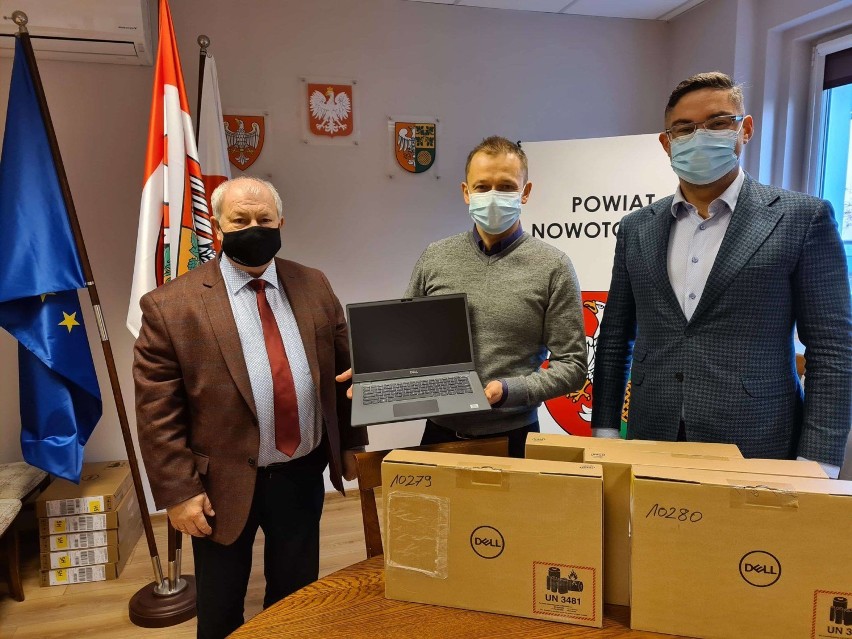 Nowy Tomyśl. Starostwo Powiatowe przekazało laptopy szkołom o profilu zawodowym