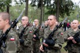 Do Żagania wróciła zasadnicza służba wojskowa. Dobrowolna. Nowi żołnierze złożyli przysięgę. Na co mogą liczyć?