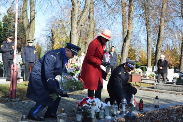 Kwity i znicze przy Grobie Nieznanego Żołnierza  w Żarach