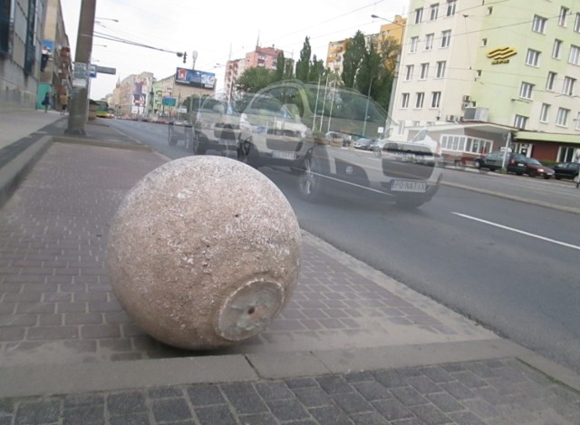 Betonowa kula na Głogowskiej