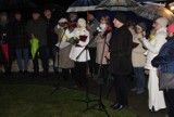 Mieszkańcy Opatowa uczcili 18.rocznicę śmierci Jana Pawła II. Modlitwa i program artystyczny przy pomniku papieża. Zobacz zdjęcia