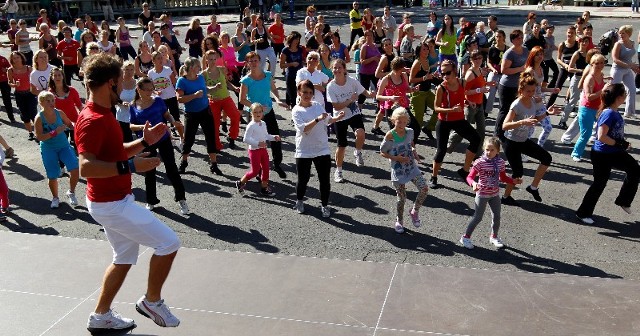 Niedziela w Parku Śląskim odbędzie się pod znakiem aktywności. 

O godz. 12 odbędą się pierwsze w tym sezonie zajęcia zumba/fitness na Dużym Krągu Tanecznym. Zajęcia są bezpłatne.
W ubiegłym roku cieszyły się one ogromną popularnością, a przychodziło na nie regularnie ponad 150 osób. W tym roku współpracujący z Parkiem Śląskim Multi Fitness Club zapowiada kilka maratonów zumby. Pierwszy odbędzie w Dzień Matki 26 maja.

O godz. 14 natomiast rozpocznie się impreza Magia Zwycięstwa na Dużej Łące. Będzie to inauguracja działalności Fundacji Alchemia Sportu. Na początek odbędzie się blok rodzinny z uwzględnieniem małych dzieci, na scenie wystąpią: o godz. 14.30 Magda Anioł, o 15.30 Dzieci z Brodą, a o 16.45 Arka Noego. Następnie odbędzie się blok rodzinno-młodzieżowy, kiedy na scenie wystąpią: o godz. 17.30 Maleo Reggae Rockers, o 19 Indios Bravos, o 20.30 Luxtorpeda. O godz. 22.30 odbędzie się pokaz sztucznych ogni. Wstęp jest bezpłatny.