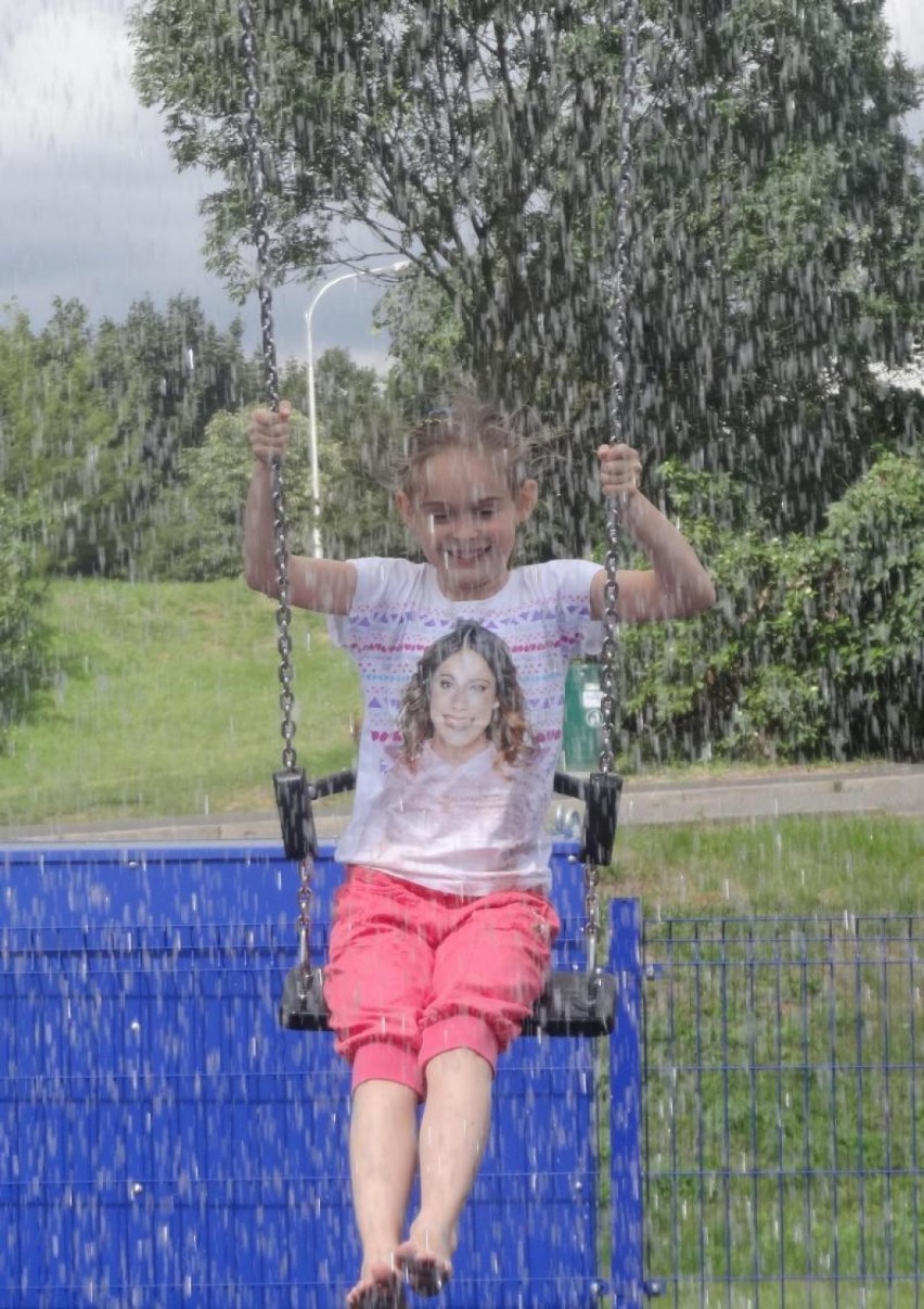 Huśtawka wodna w Bula Park nad Jeziorem Maltańskim w...