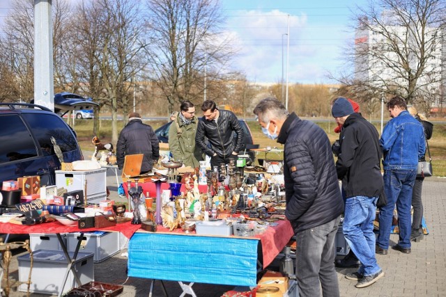 W sobotę, 9 kwietnia na parkingu przed Centrum Handlowym M1 w Poznaniu odbywa się giełda staroci i pchli targ. Za każdym razem wydarzenie to przyciąga tłumy. Antyki, książki, stare meble - to tylko ułamek tego, co można dostać na targu antyków.

Zobacz zdjęcia --->