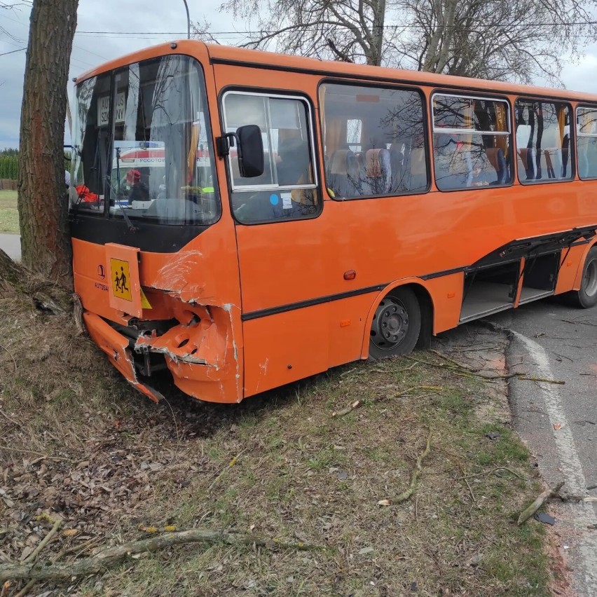 Wypadek pod Warszawą. Autobus szkolny zderzył się z samochodem osobowym