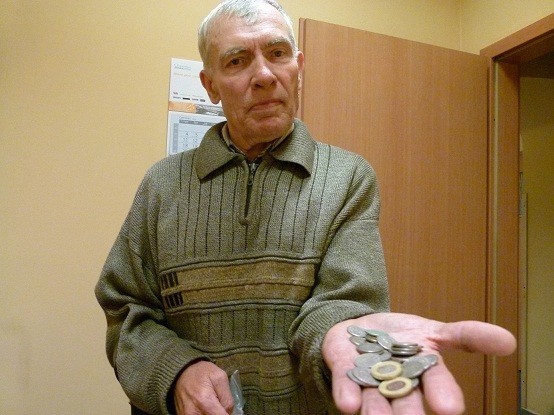 Tomaszowianin Andrzej Jagodziński uzbierał 20 zł w zabrudzonych i zaśniedziałych złotówkach i groszówkach, i chciał je wymienić w banku Pekao SA przy ul. Mościckiego
