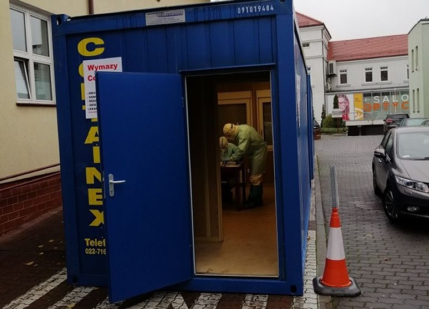 Nauczyciele na testy zgłaszają się do punktu pobrań wymazów...