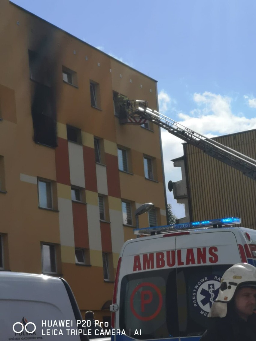 Tragiczny pożar w bloku w Piekarach Śląskich. Nie żyje mężczyzna. Sprawą bada policja