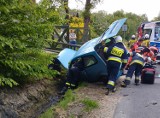 Wypadek w Lipie w powiecie przemyskim. Samochód uderzył w betonowy przepust. Wezwano śmigłowiec LPR [ZDJĘCIA]