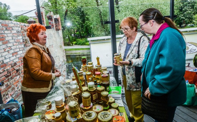 Na słodko i na słono. Nie zabrakło serów, wędlin i regionalnych przysmaków, a to wszystko można było kupić podczas wczorajszego Frymarku w Bydgoszczy. 


INFO Z POLSKI  - przegląd najciekawszych informacji ostatnich dni w kraju (11-17.05.2017)

