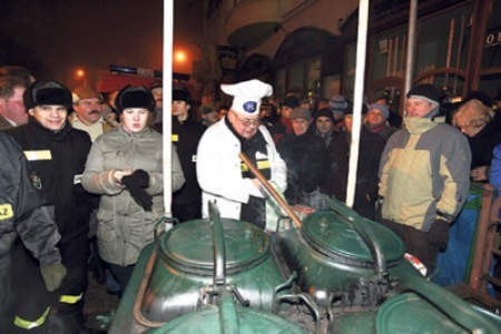 Zebranych na moście Przyjaźni ludzi częstowano wojskową grochówką. Tej nocy smakowała wyśmienicie.