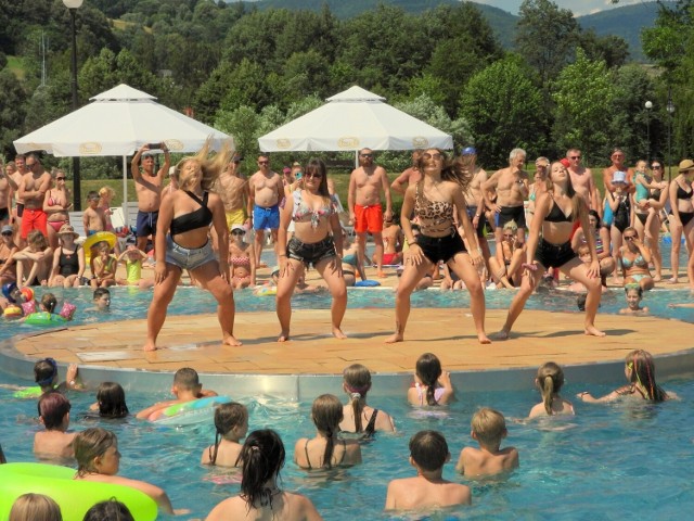 Oprócz wodnego wypoczynku na basenach w Muszynie odbywa się piania party czy pokazy tańca. To dodatkowa atrakcja dla turystów odwiedzjących znane uzdrowisko