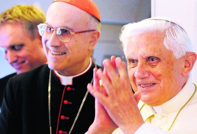 Kardynał Tarcisio Bertone jest prawą ręką Benedykta XVI. Z lewej ks. Georg Gaenswein, osobisty sekretarz papieża