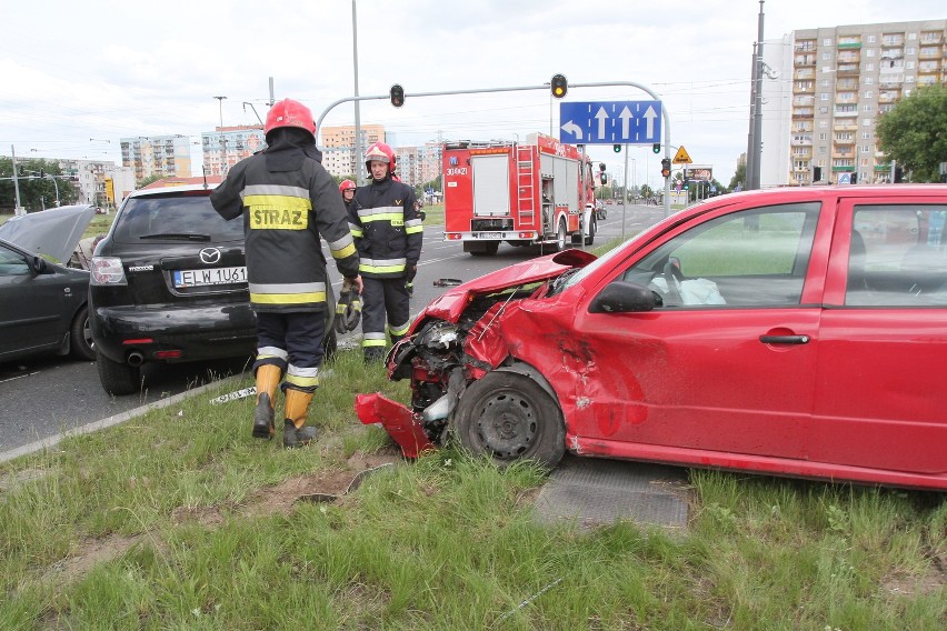 Zderzenie 3 aut na rondzie Inwalidów w Łodzi