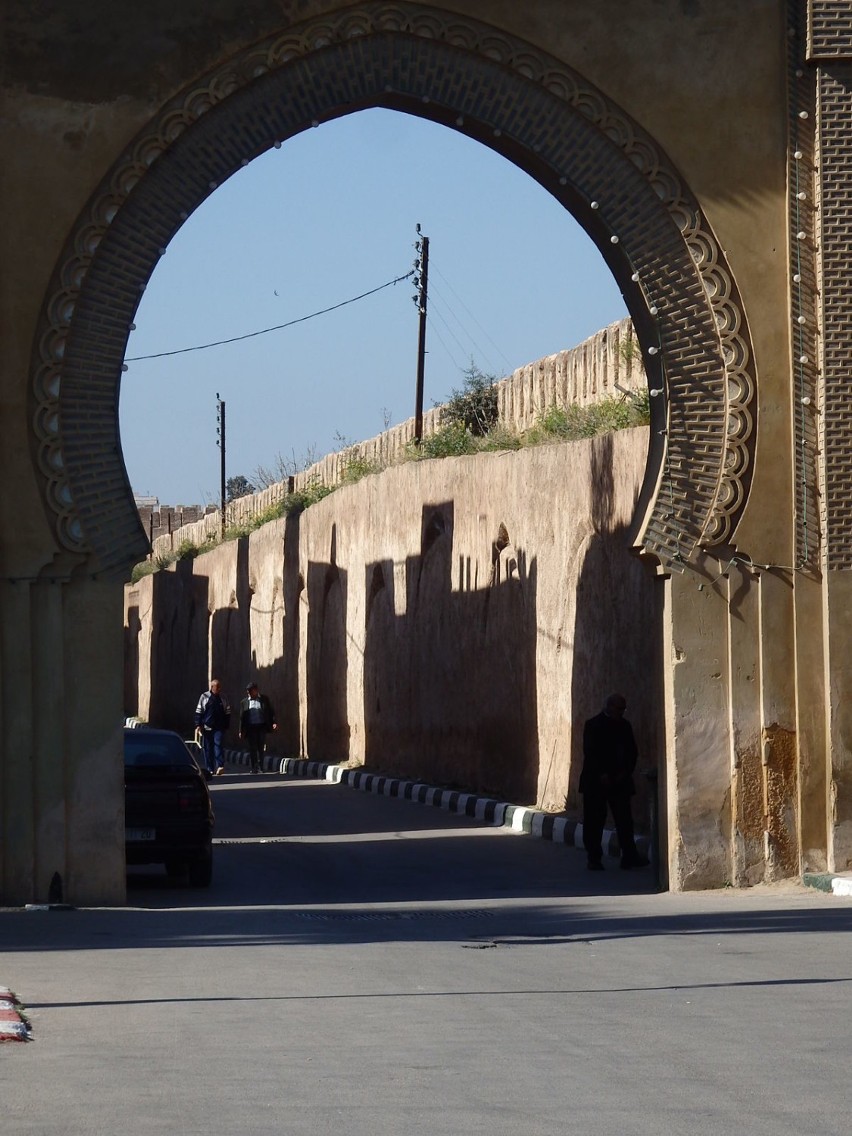 Meknes-Stara część, otoczona jest potężnymi murami o...