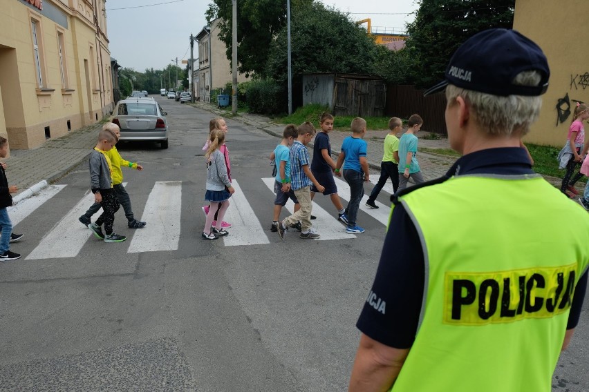 Przemyscy policjanci pomagają przygotować się najmłodszym...