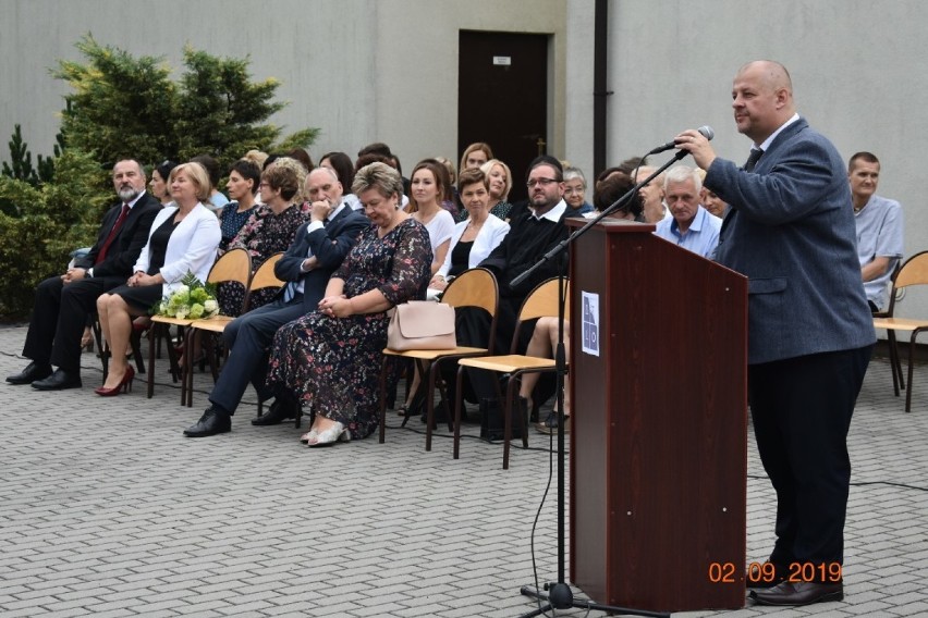 Rozpoczęcie nowego roku szkolnego w II Liceum Ogólnokształcącym w Tomaszowie Maz. [ZDJĘCIA]