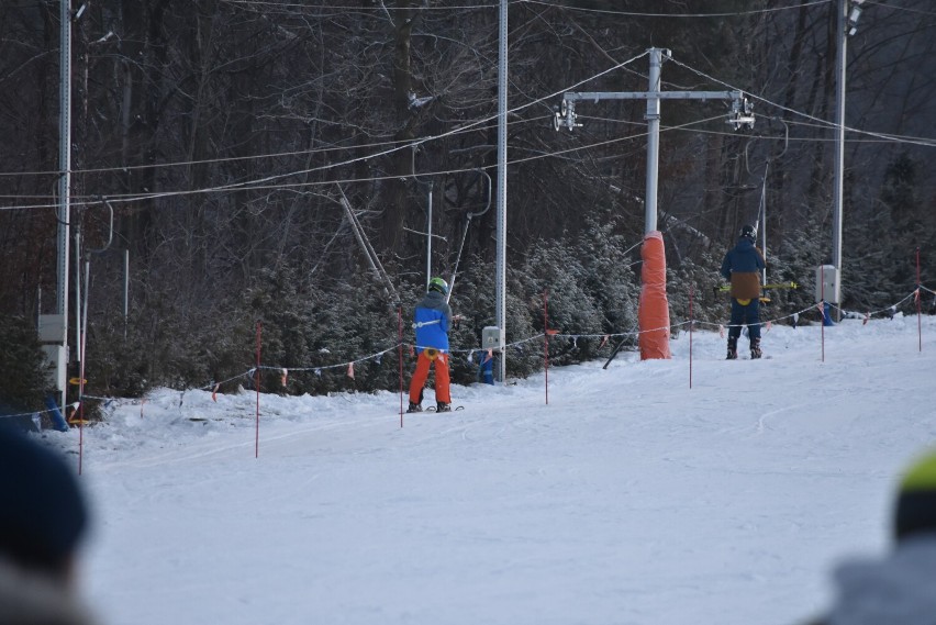 Wyciąg narciarski Sękowa Ski zainaugurował sezon. Jest mróz, śnieg, czyli wszystko, czego potrzeba narciarzom [ZDJĘCIA]