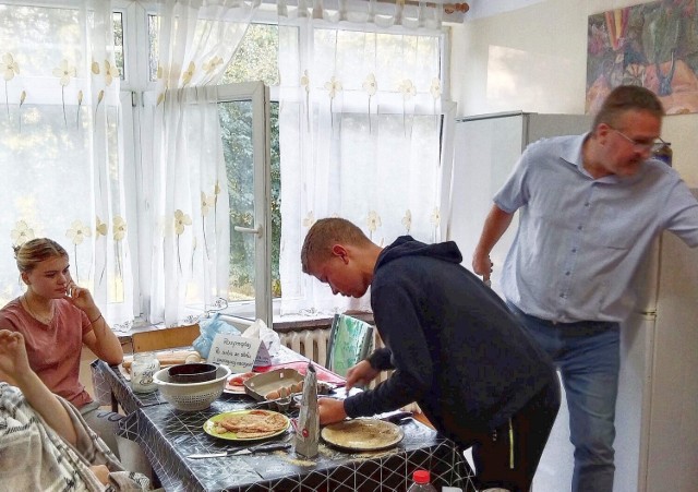 Młodzież z bursy Zespołu Szkół Zawodowych numer 1 w Starachowicach uczy się gotować i piec pod nadzorem Michała Wojtyszka. Więcej na kolejnych zdjęciach