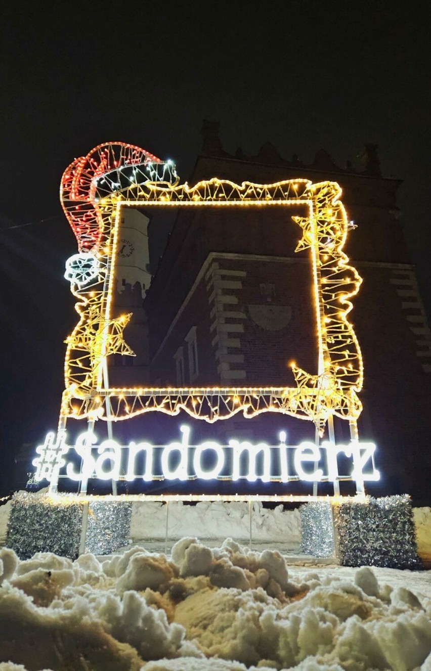 Nowe ozdoby świąteczne już upiękniają Sandomierz. Gdzie można je zobaczyć? Zobacz zdjęcia