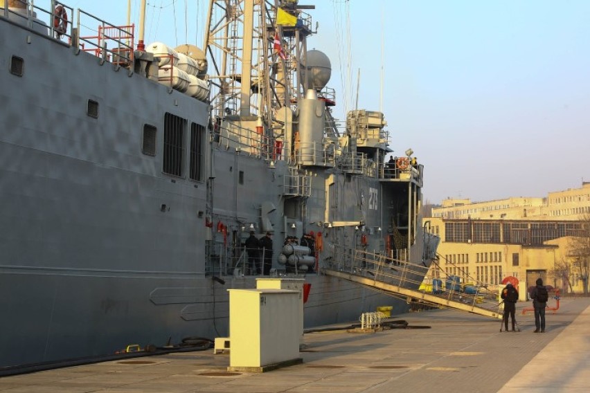 ORP Kościuszko opuścił port w Gdyni [ZDJĘCIA, WIDEO] Popłynął na manewry morskie